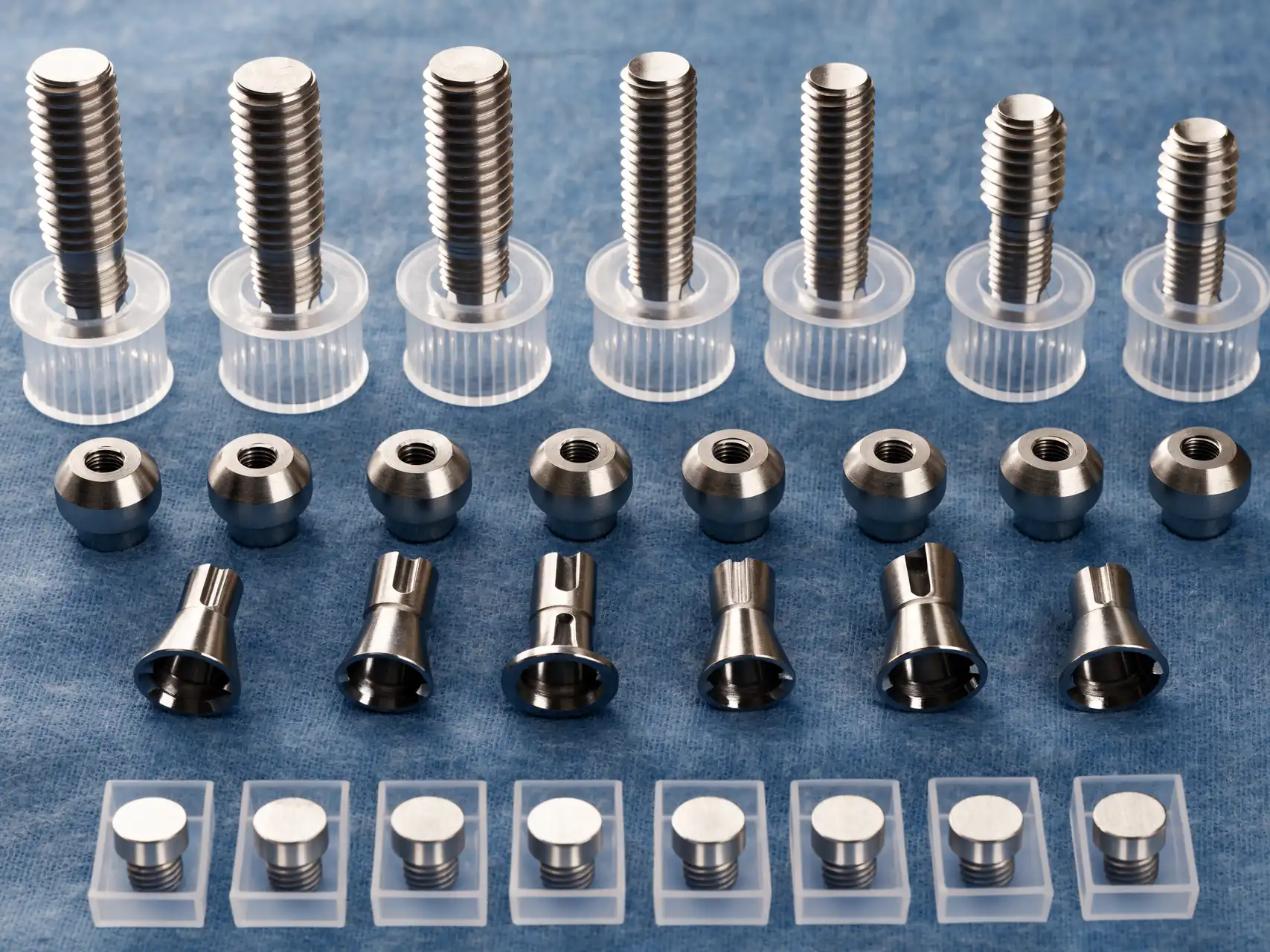 Steriles Tray mit Titanimplantaten, Gingivaformern und individuellen Abutments in Reihen angeordnet